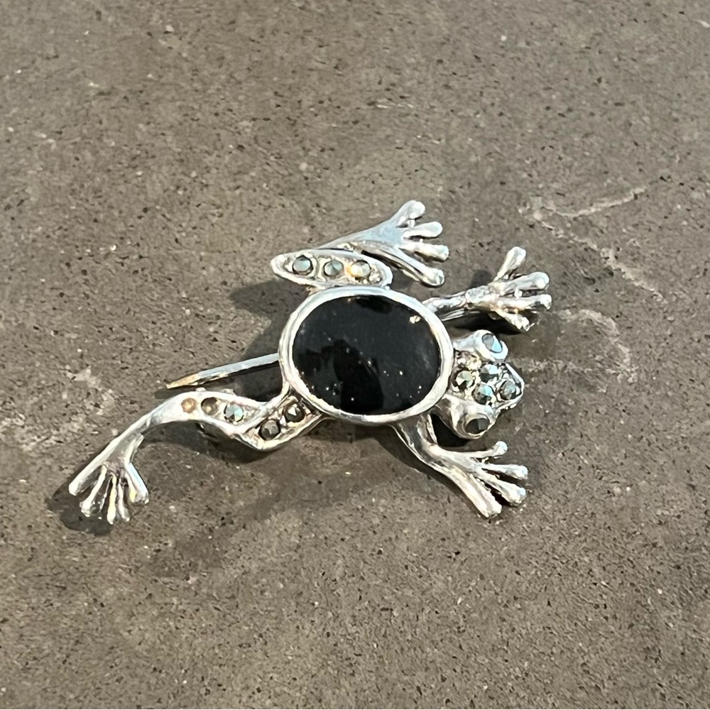 Vintage sterling silver frog brooch with a black onyx and marcasite accents
